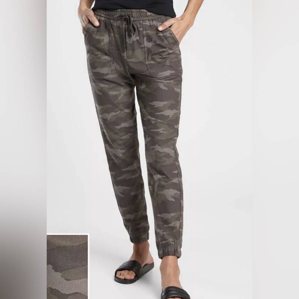 Athleta Farallon Camo Joggers Size 6 Olive Green Sweatpants Athleisure Casual 19